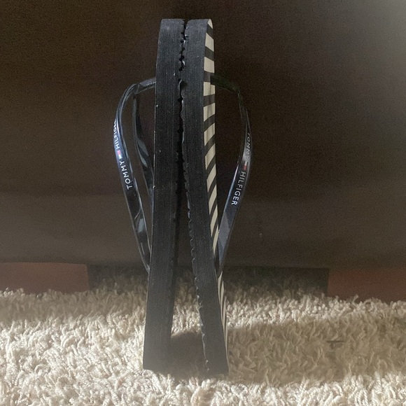 TOMMY HILFIGER. Black & White Flip Flops. Size 9-10 - Picture 4 of 7